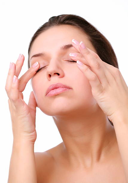 Tự bấm huyệt để giảm cận thị và loại bỏ mệt mỏi cho mắt!