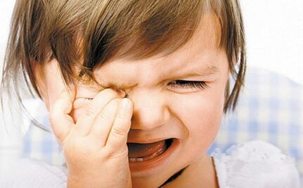 Trẻ hắng giọng lâu ngày là do hội chứng Tic